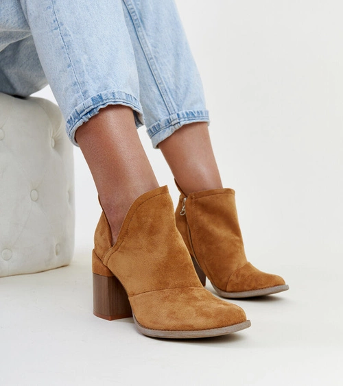 Braune Stiefeletten mit Einschnitt auf dem Block von Brankka